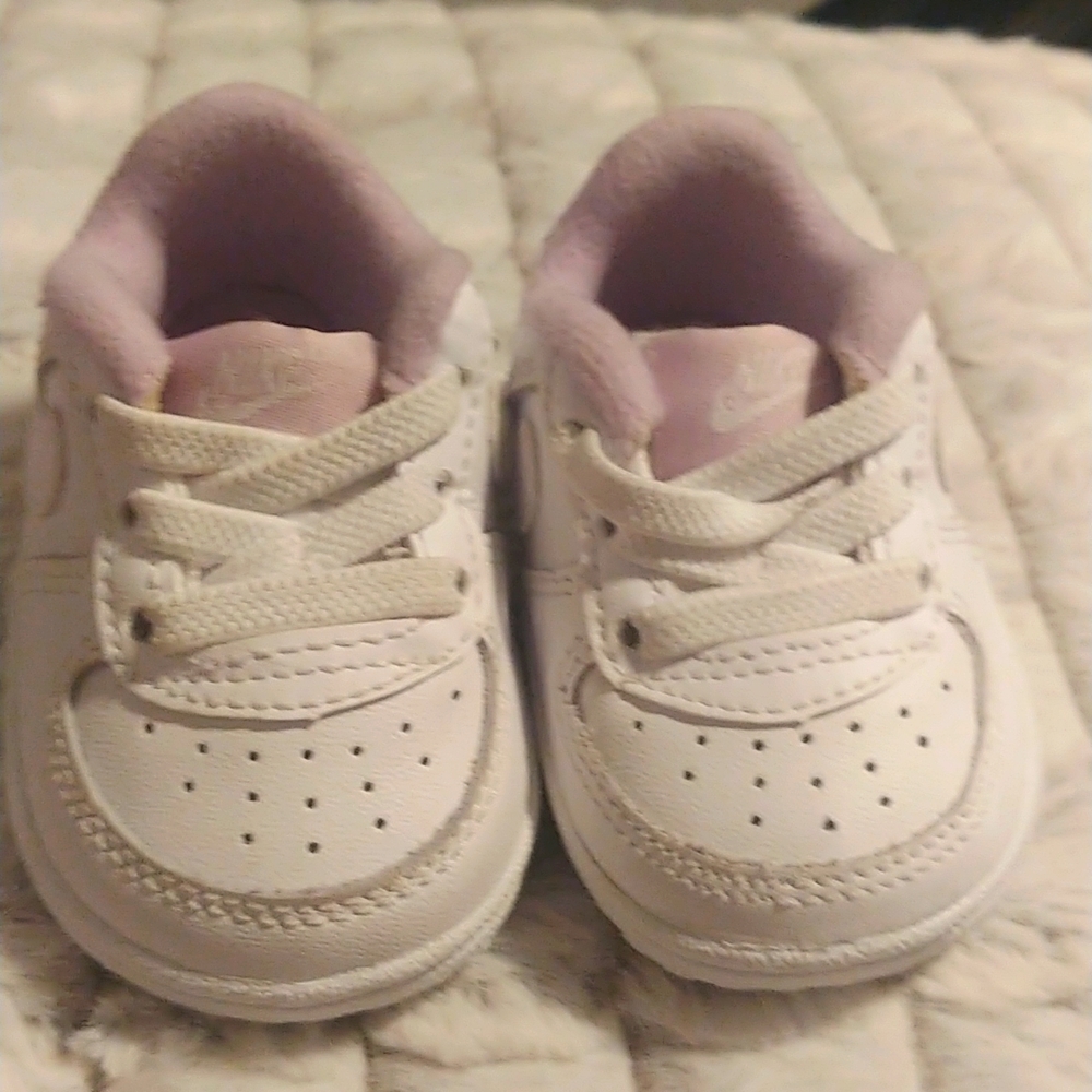 Nike 1C authentic tennis shoes Lavender accents..